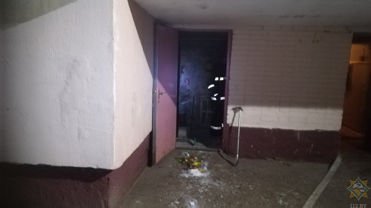 Ночью в Молодечно эвакуировали общежитие из-за горящего мусора