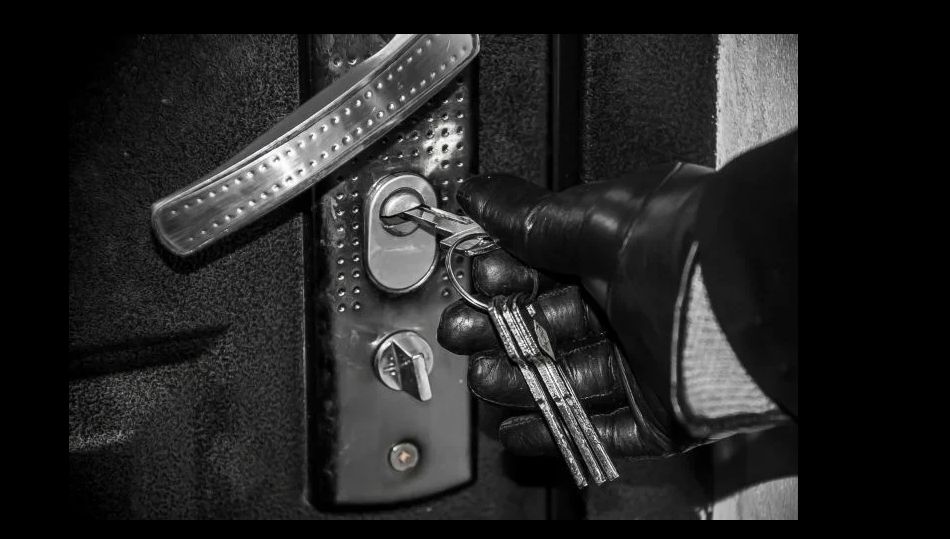 В Жодино женщина не закрыла дверь квартиры и лишилась шубы