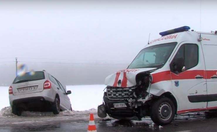 Четыре человека пострадали при столкновении легковушки и скорой помощи в Мозырском районе 