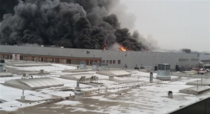 В Варшаве произошел масштабный пожар в торговом центре В Варшаве произошел масштабный пожар в торговом центре