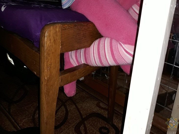 В Гомеле спасатели помогли ребенку достать застрявшую в стуле ногу