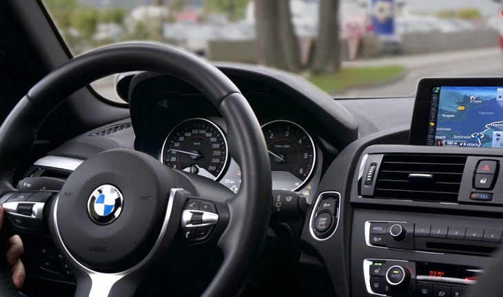 BMW показал экономичную версию гибридного седана 7-Series BMW показал экономичную версию гибридного седана 7-Series