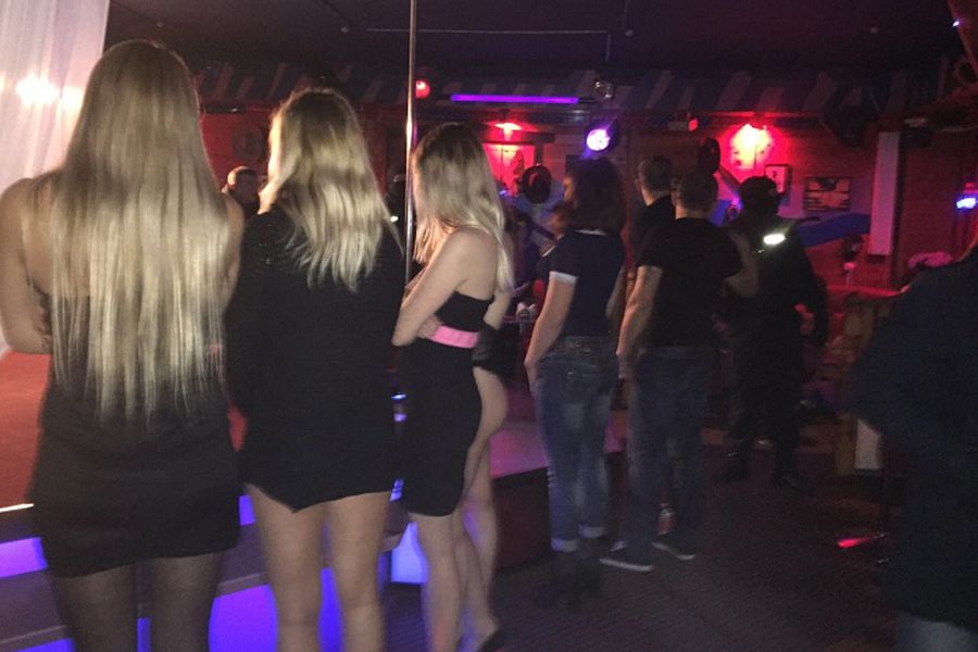 В Минске работников стриптиз-клуба подозревают в сутенерстве 