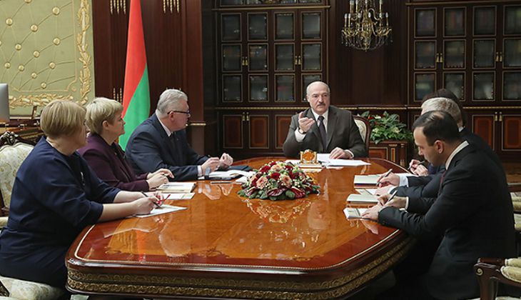 Лукашенко пообещал поднять зарплату преподавателям вузов