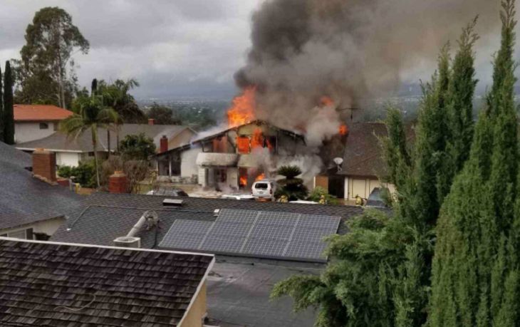 Самолет упал на жилые дома в Калифорнии