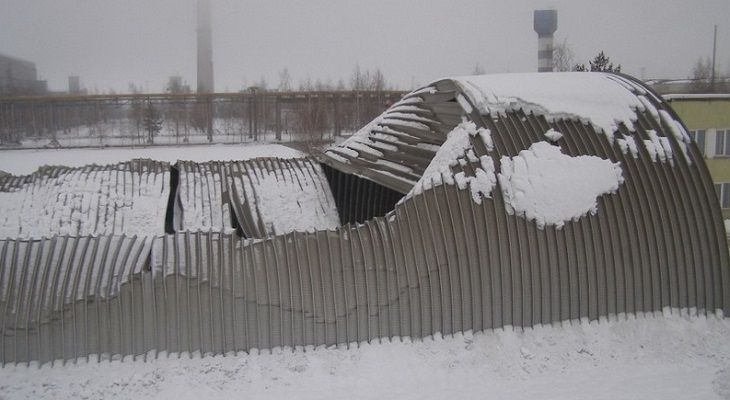 В Костюковичах из-за снега рухнула крыша ангара В Костюковичах из-за снега рухнула крыша ангара