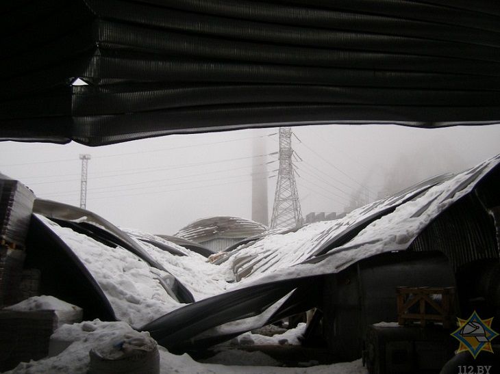 В Костюковичах из-за снега рухнула крыша ангара