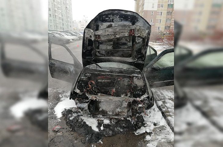 Спасатели показали, как тушили горящий автомобиль в минском дворе