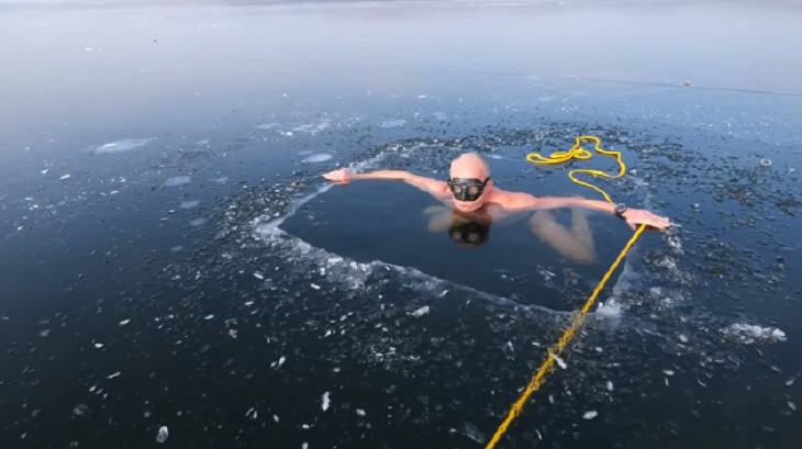 В Сети появилось видео с проплывающим подо льдом озера дайвером