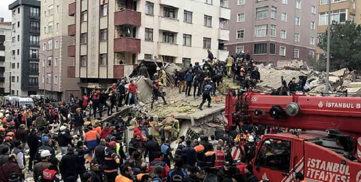 Трех человек спасли в Стамбуле из-под завалов рухнувшего дома