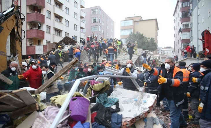Многоэтажное здание обрушилось в Стамбуле
