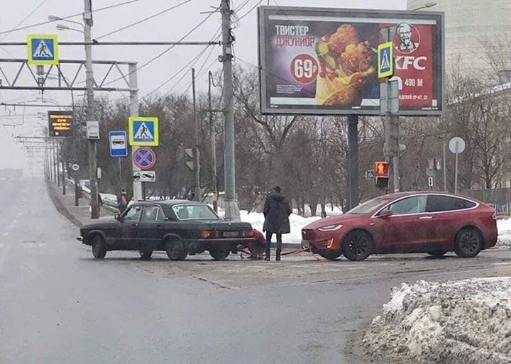 Tesla на буксире у старой «Волги» попала на фото