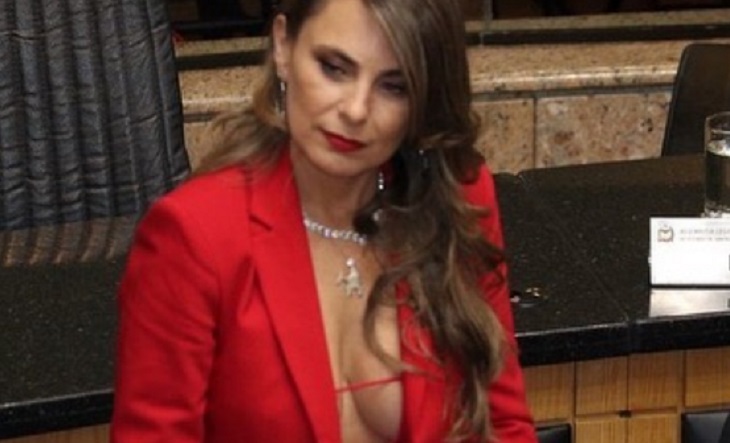 Откровенный наряд бразильского сенатора произвел фурор в Сети