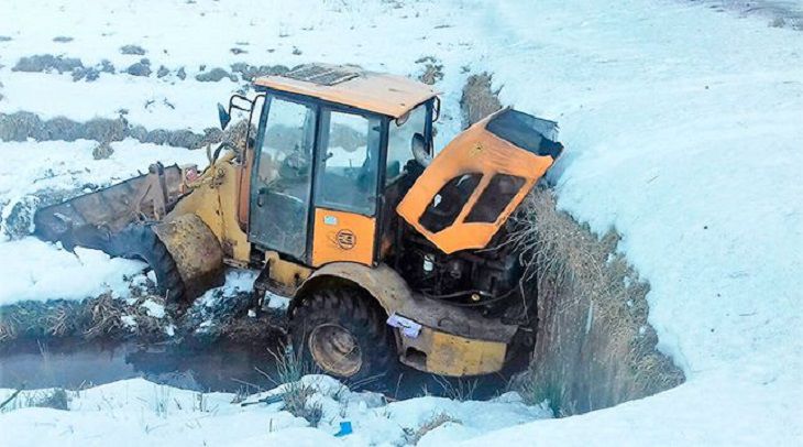 Под Ошмянами погрузчик угодил в канаву: водитель в больнице