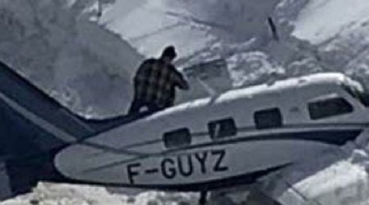 Самолет с пятью пассажирами врезался в сугроб в Куршевеле