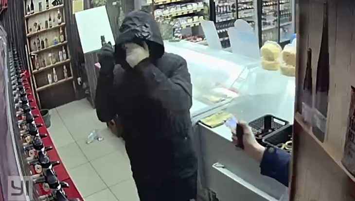 Мужчина пытался ограбить пивной магазин с помощью молотка