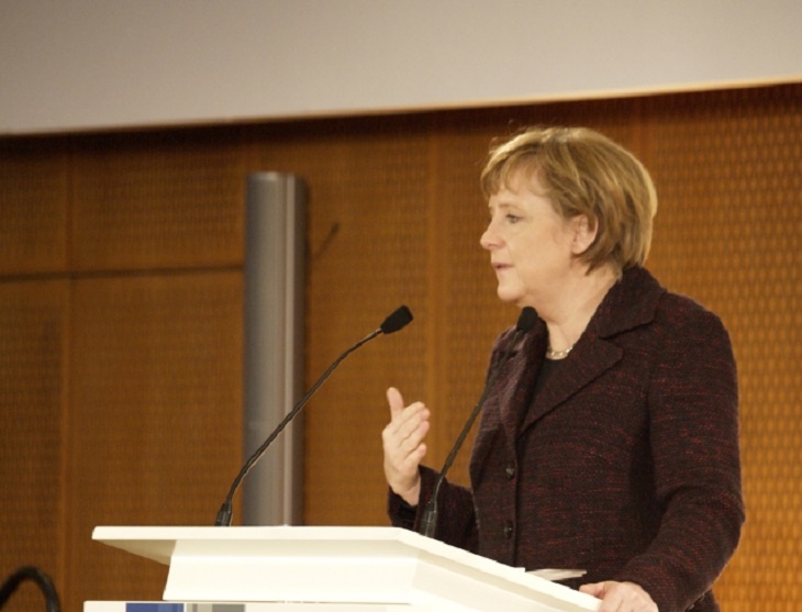 Меркель считает фейковые новости угрозой национальной безопасности
