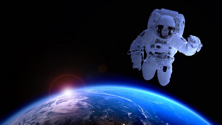 Роскосмос назвал сроки высадки космонавтов на Луну