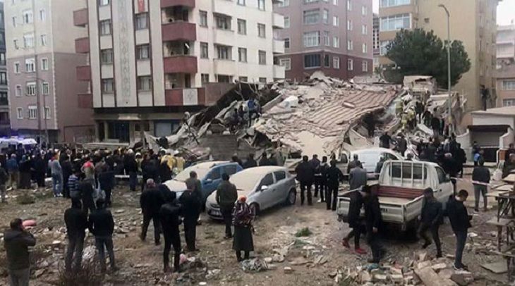 Число погибших при обрушении жилого дома в Стамбуле возросло