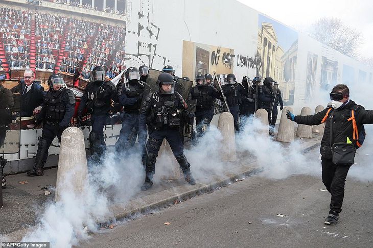 Более 40 человек задержали в Париже во время манифестаций