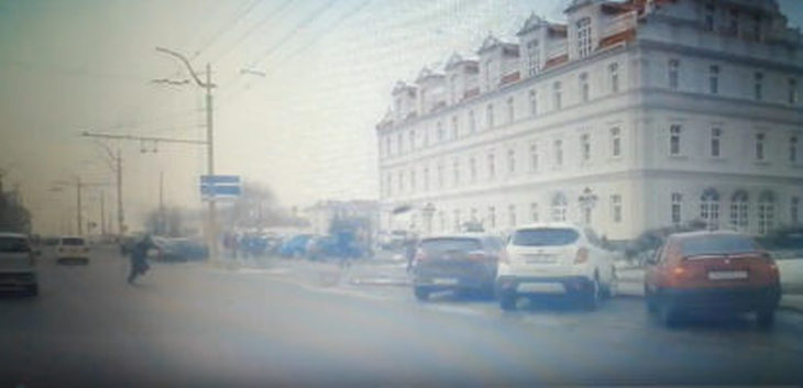 В Гродно пешеход сделал кувырок на дороге, перебегая ее не по правилам В Гродно пешеход сделал кувырок на дороге, перебегая ее не по правилам