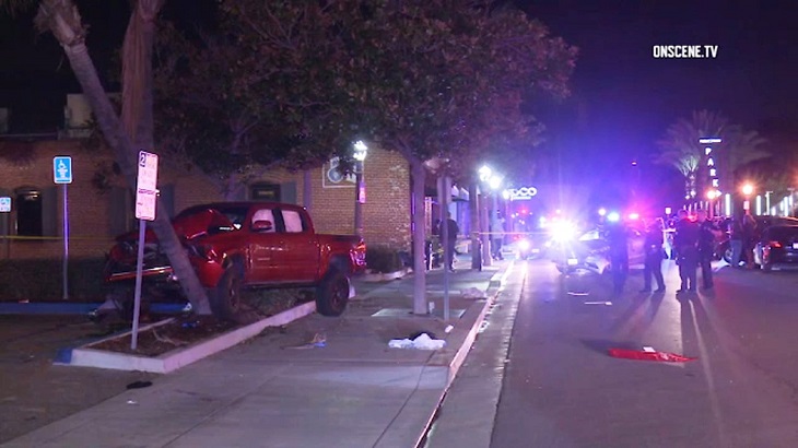 В Калифорнии автомобиль въехал в толпу пешеходов