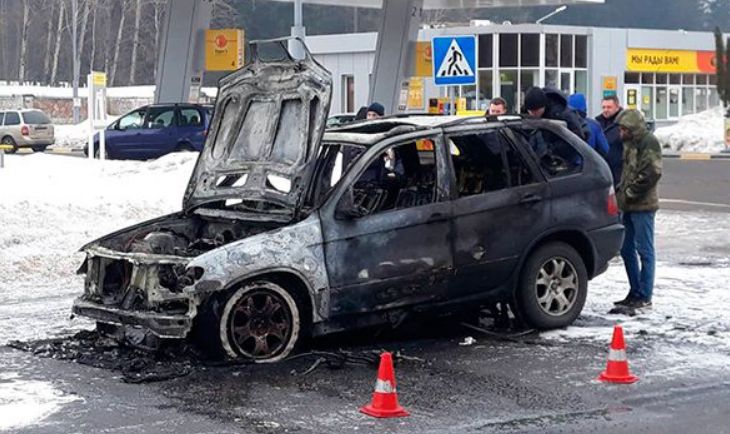 В Могилеве парень угнал BMW, чтобы покатать девушек: машина сгорела