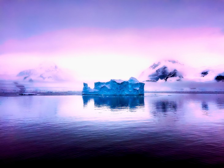 В Антарктиде открыты таинственные идентичные объекты, расположенные точно в ряд