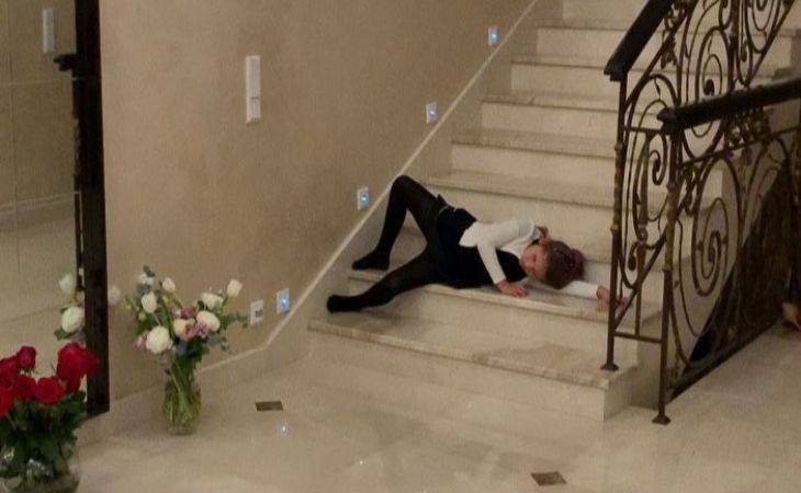 Жасмин показала, как ее дочь заснула на лестнице