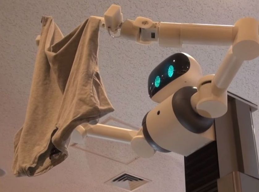 В Японии робота научили вывешивать бельё после стирки В Японии робота научили вывешивать бельё после стирки