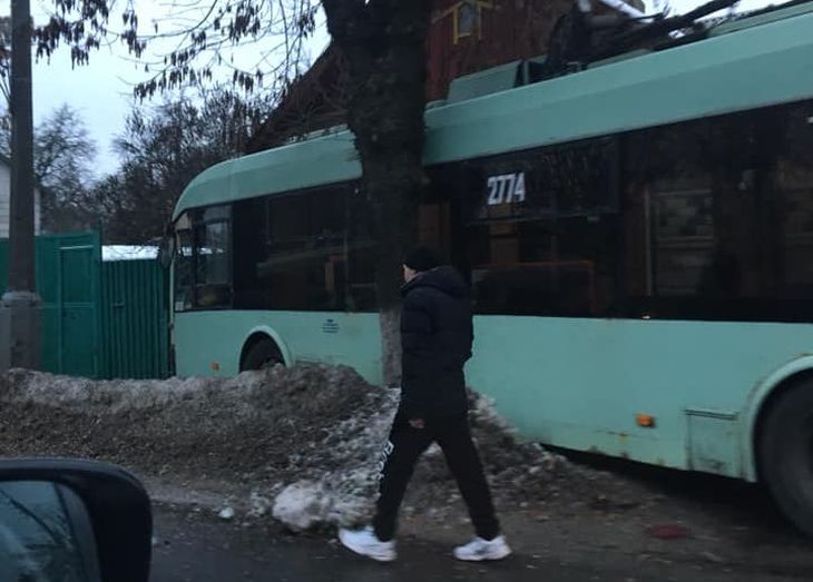 В Гомеле троллейбус въехал в частный дом