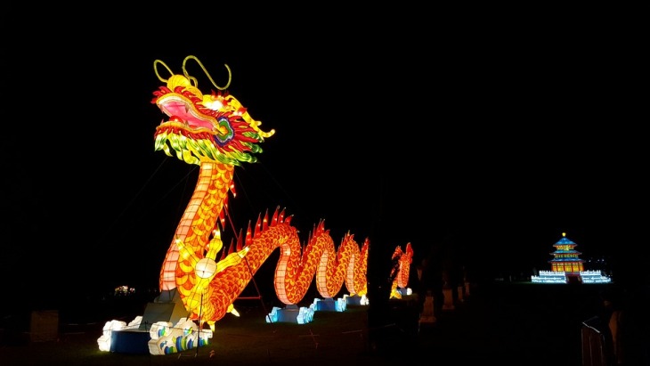 Фестиваль китайских фонарей открылся в Ботаническом саду в День всех влюбленных