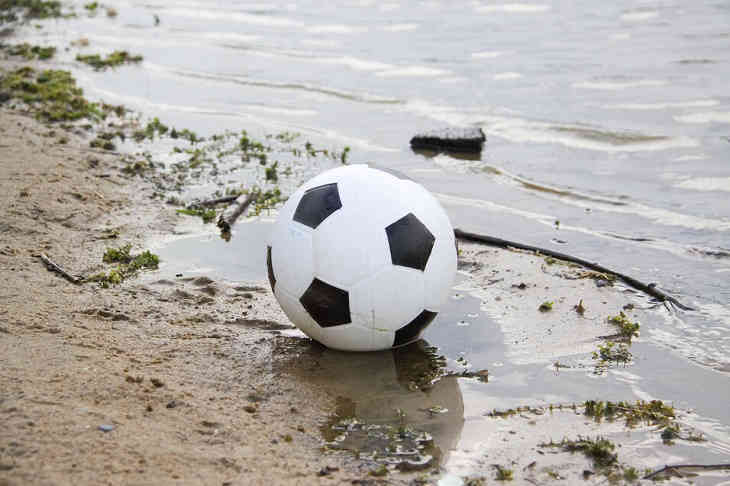 Четыре человека ранены во время драки футбольных фанатов в Риме Четыре человека ранены во время драки футбольных фанатов в Риме