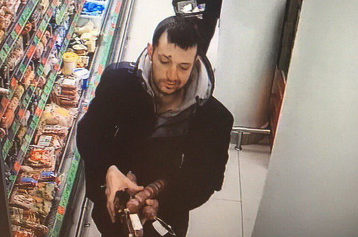 Бегом с колбасой наперевес. В Минске разыскивают парня за кражу продуктов