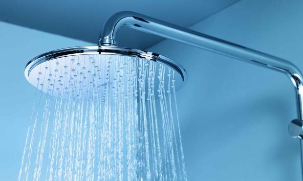 Дерматолог рассказал, как правильно принимать душ