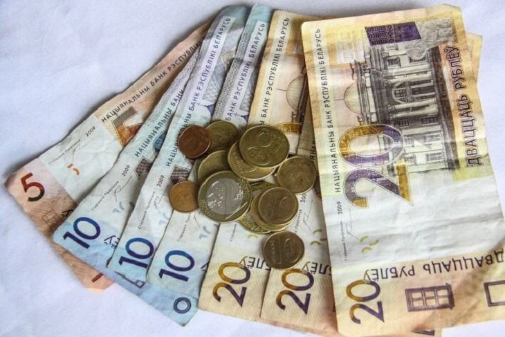 На торгах 15 февраля белорусский рубль укрепился к трем основным валютам