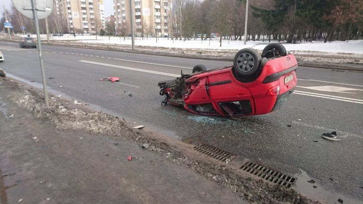 В Минске Hyundai наехал на бордюр, врезался в столб и перевернулся В Минске Hyundai наехал на бордюр, врезался в столб и перевернулся