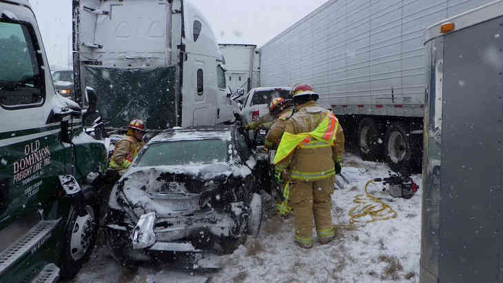 В Миссури из-за снегопада произошла массовая авария с участием больше 40 машин