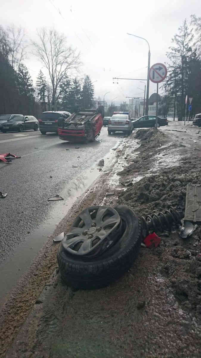 В Минске Hyundai наехал на бордюр, врезался в столб и перевернулся