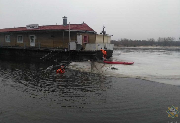 В Мозыре от берега Припяти оторвало баржу-бар с людьми на борту