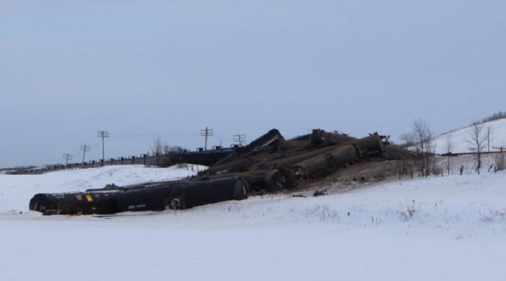 Поезд сошел с рельсов: разлилась нефть Поезд сошел с рельсов: разлилась нефть