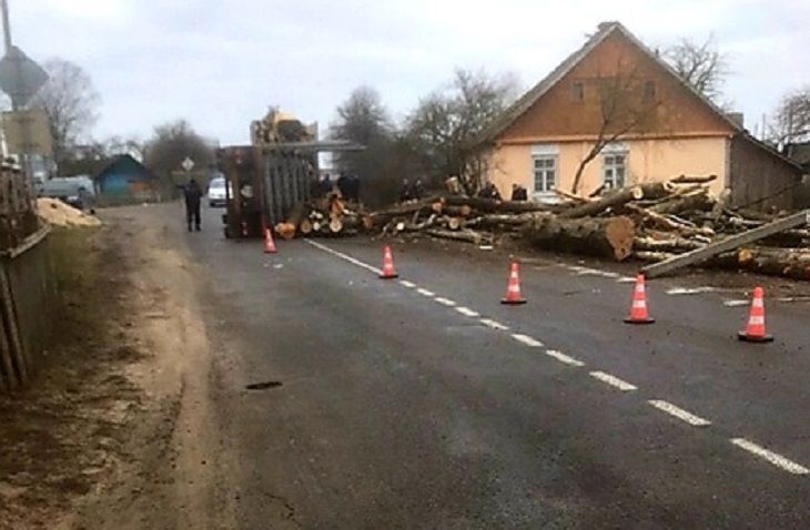 Кошмар в Ружанах: бревна из прицепа МАЗа убили ребенка и его бабушку