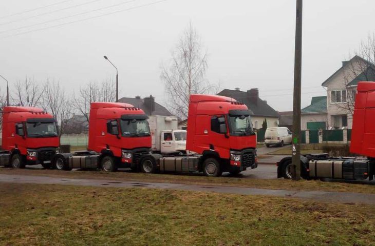 В загс пара из Барановичей приехала на седельных тягачах