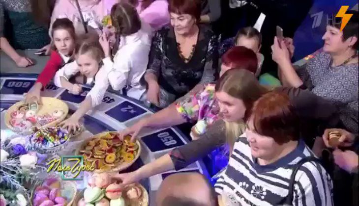 Драка за еду: Кадры с закулисья шоу «Поле чудес» взорвали Сеть 