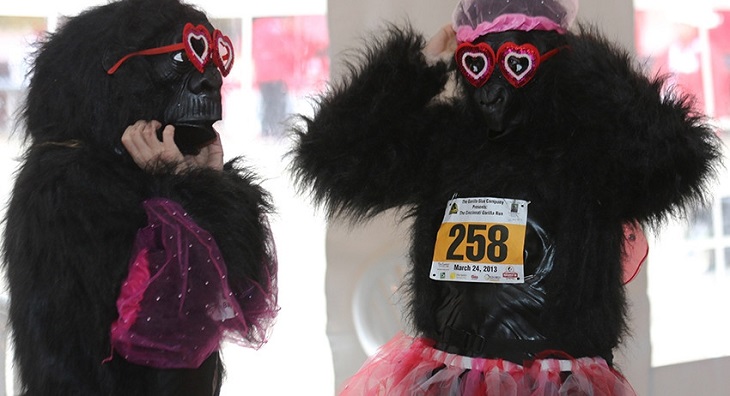 Женщина в костюме гориллы-полицейского помогла поймать преступника Женщина в костюме гориллы-полицейского помогла поймать преступника