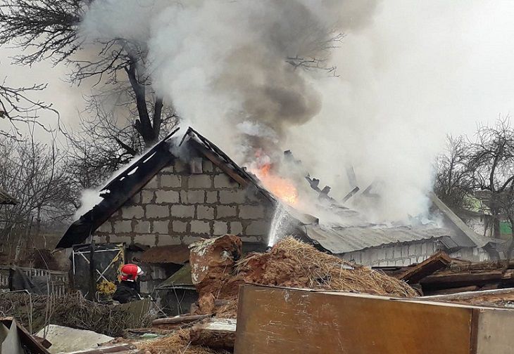 В свободное от службы время сотрудник МЧС спас бабушку на пожаре