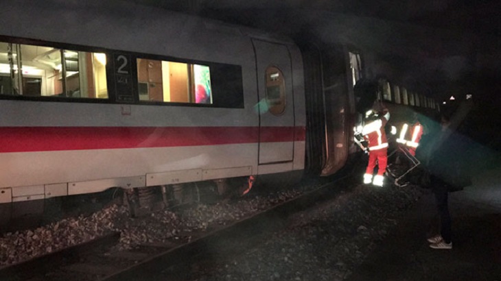 В Швейцарии поезд сошел с рельсов В Швейцарии поезд сошел с рельсов