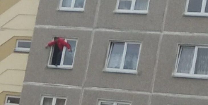 В Гродно молодой человек упал с балкона третьего этажа