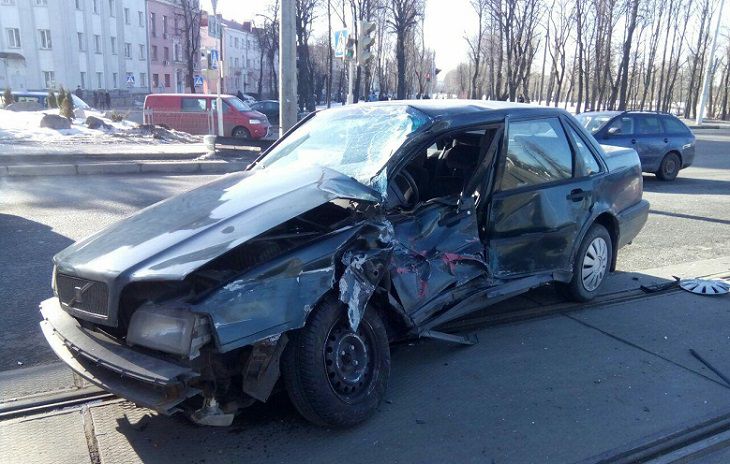 В Минске водитель Volvo не уступил трамваю и попал в больницу