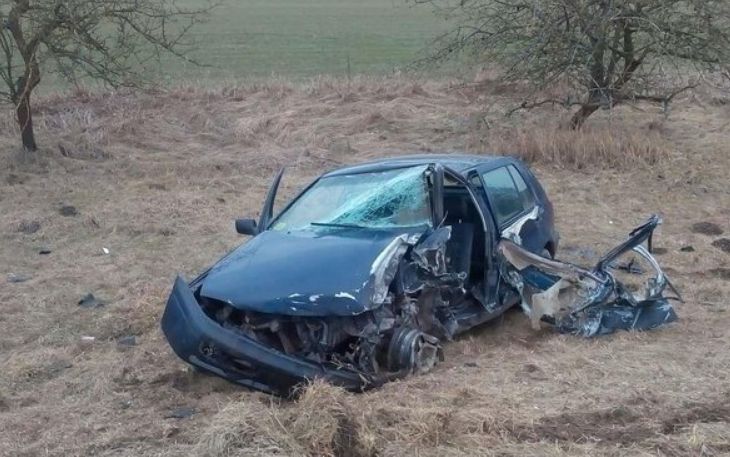 В Каменецком районе Volkswagen выехал на встречку и врезался в молоковоз